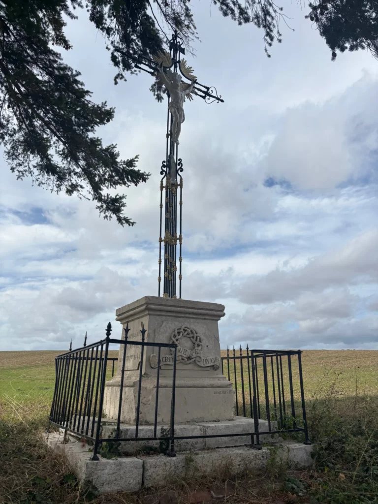 calvaire Fouquenies, intersection de 2 chemins de terre (du passage à niveau vers Pierrefitte-en-Beauvaisis et d'un chemin de terre partant de la route qui relie Montmille à Pierrefitte et qui se dirige ensuite vers Herchies