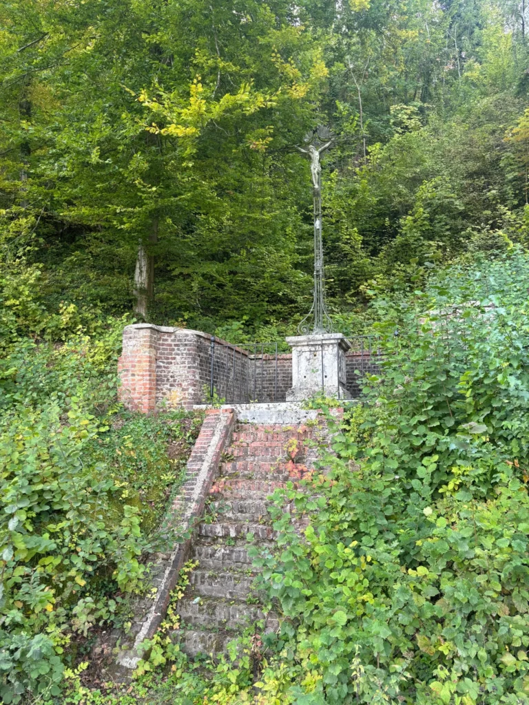calvaire Fouquenies, après le passage à niveau