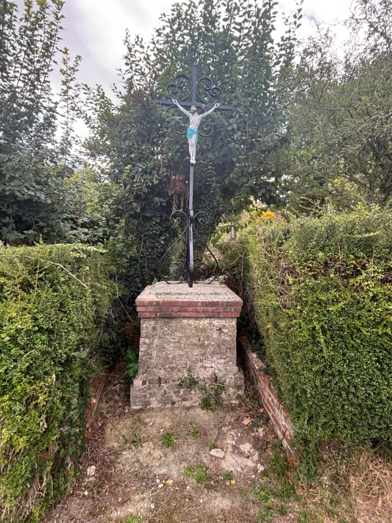 calvaire Fouquenies, dans la descente de Montmille, en bas avant les premières maison