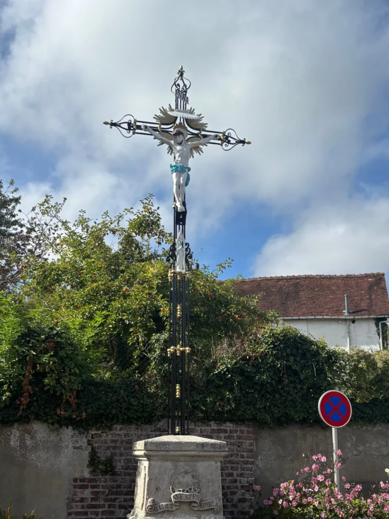 calvaire Fouquenies, en bas de la descente de Montmille, récemment rénové